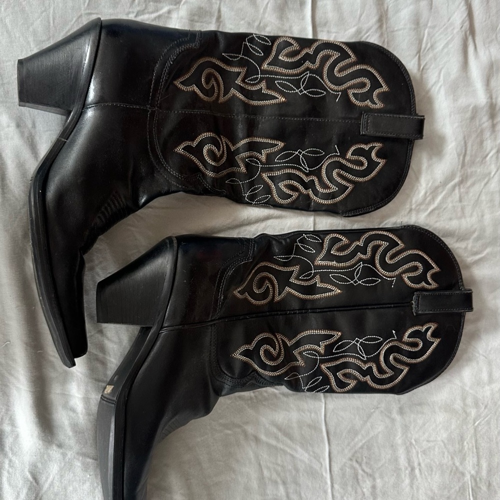 Elegant Black Heeled Boots with Intricate Stitching